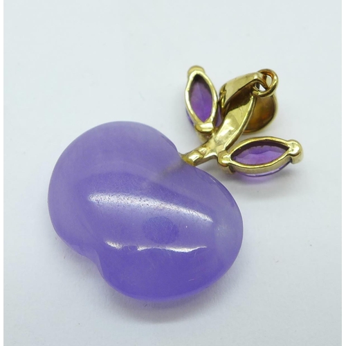 1194 - A 9ct gold mounted purple stone apple shaped pendant, width 17mm