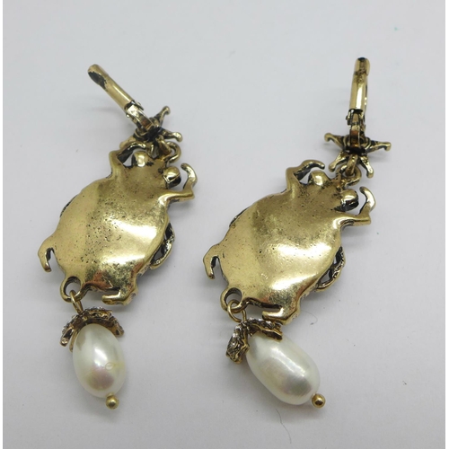 1263 - A pair of scarab beetle drop earrings