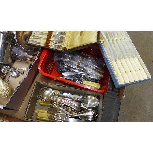 1287A - A box of silver plate and metalwares including flatware, cased cutlery sets, tankards, salt and pepp... 