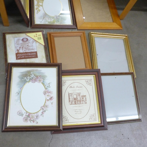 1290D - A box of modern picture frames, many still sealed, a box of photograph albums and other picture fram... 