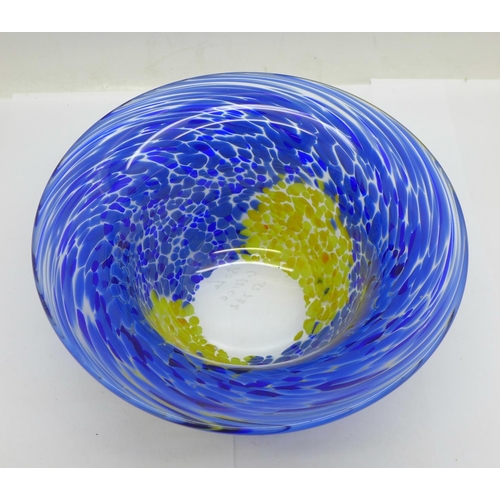 662 - A glass Kosta Boda bowl by Ulrica Hydman Vallien, 13cm diameter