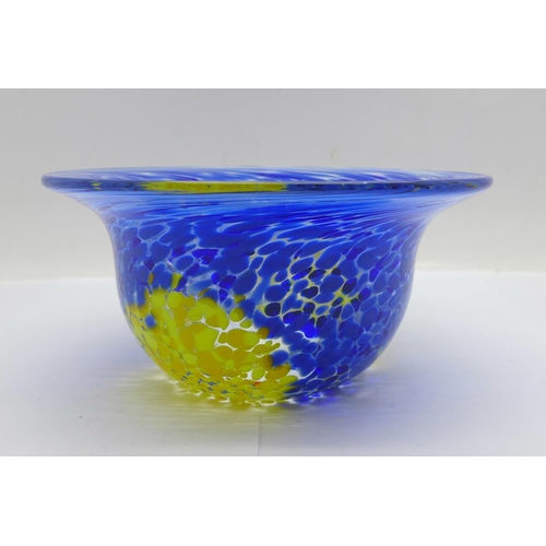 662 - A glass Kosta Boda bowl by Ulrica Hydman Vallien, 13cm diameter