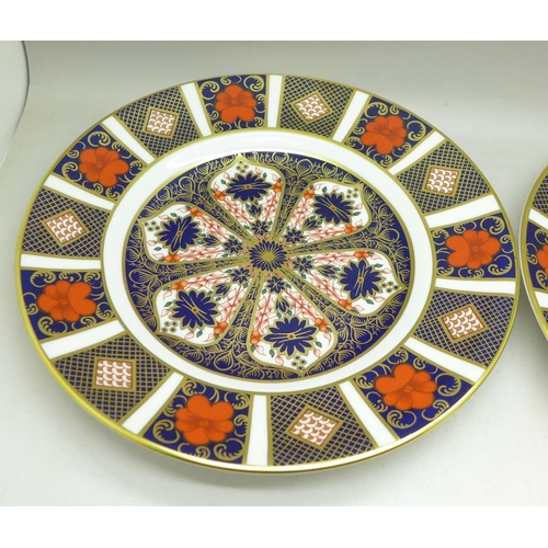 684 - A pair of Royal Crown Derby 1128 pattern plates, 21.5cm