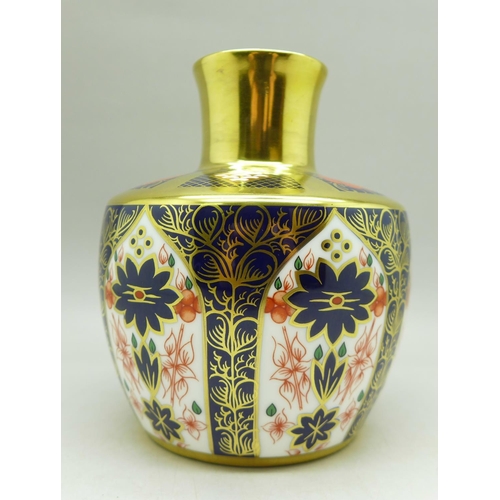 691 - A Royal Crown Derby 1128 pattern vase, 10.5cm