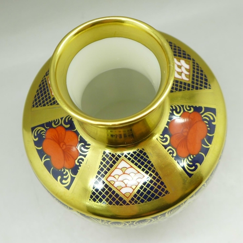 691 - A Royal Crown Derby 1128 pattern vase, 10.5cm
