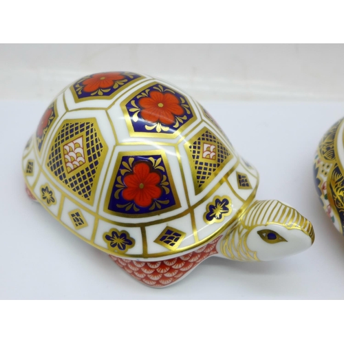 692 - A Royal Crown Derby 1128 pattern table lighter and a turtle paperweight, (2)