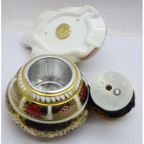 692 - A Royal Crown Derby 1128 pattern table lighter and a turtle paperweight, (2)