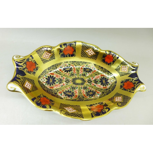 694 - A shaped Royal Crown Derby 1128 pattern dish, 13.5cm