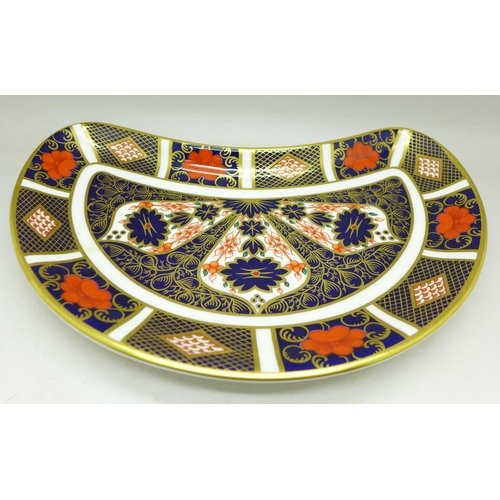 698 - A Royal Crown Derby 1128 pattern shaped dish, 22cm