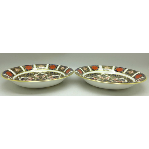 699 - A pair of Royal Crown Derby 1128 pattern dishes, 16.5cm