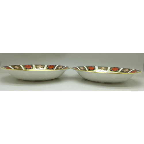 699 - A pair of Royal Crown Derby 1128 pattern dishes, 16.5cm