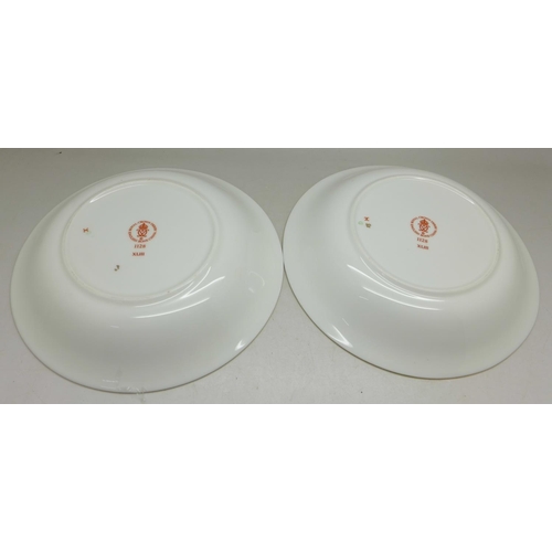 699 - A pair of Royal Crown Derby 1128 pattern dishes, 16.5cm