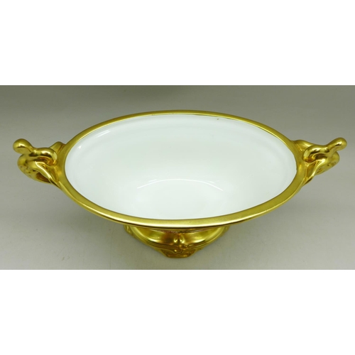 700 - A Royal Crown Derby 1128 pattern lidded oval dish with pedestal, 18.5cm