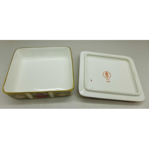 702 - A Royal Crown Derby 1128 pattern lidded dish, 108mm x 94mm