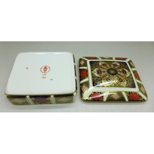 702 - A Royal Crown Derby 1128 pattern lidded dish, 108mm x 94mm