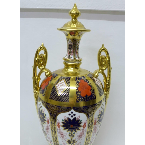 711 - A large Royal Crown Derby 1128 pattern urn, lid a/f