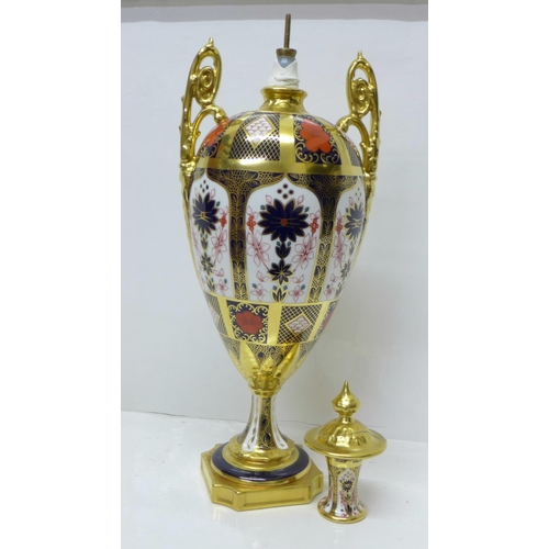 711 - A large Royal Crown Derby 1128 pattern urn, lid a/f