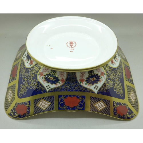 714 - A Royal Crown Derby 1128 pattern pedestal dish with handles, 28.5cm x 23cm