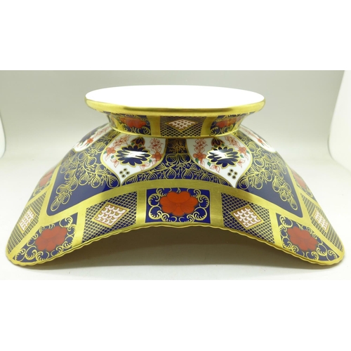 714 - A Royal Crown Derby 1128 pattern pedestal dish with handles, 28.5cm x 23cm