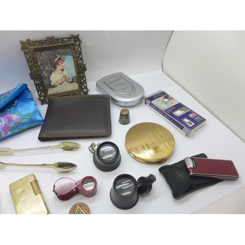 740 - A Dunhill lighter, a/f, a Stratton compact, two magnifying glasses, a pocket scale, etc.