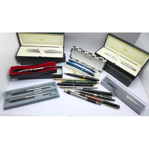 762 - A Cross ballpoint pen and a pencil, a Parker pen set and a collection of other pens