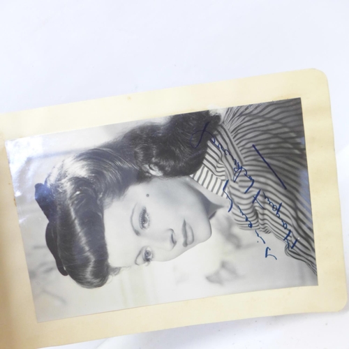 800 - A collection of autograph books and keepsake albums, including one containing Vera Lynn, Michael Red... 