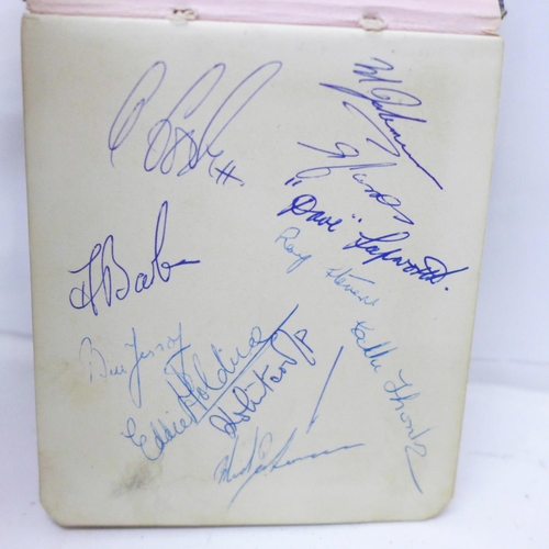 800 - A collection of autograph books and keepsake albums, including one containing Vera Lynn, Michael Red... 