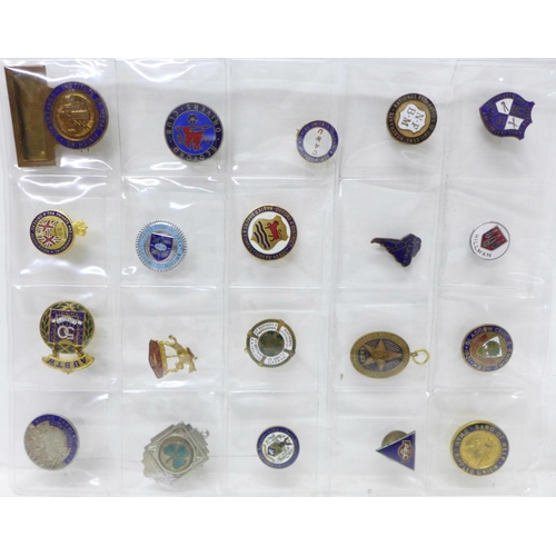 859 - One hundred vintage enamel badges, including Union, Astronomical, Young Conservatives, Motor Racing,... 