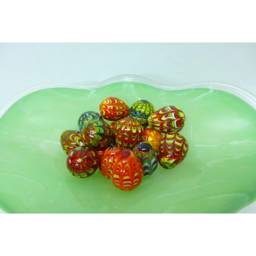 895 - A glass dish/centrepiece with coloured glass 'eggs'