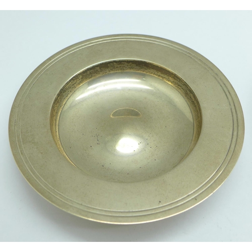 934 - Four silver dishes, one with inscription, total weight 274g