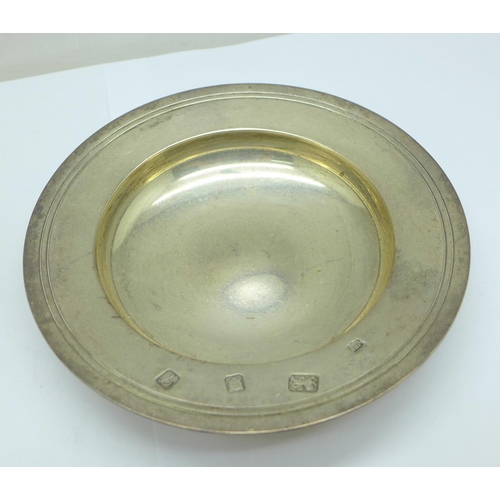 934 - Four silver dishes, one with inscription, total weight 274g