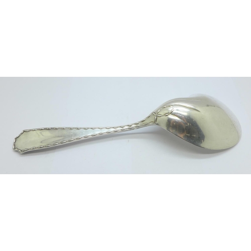 947 - A Tiffany & Co. sterling silver oyster spoon, with London silver import mark for 1907, Albert Willia... 