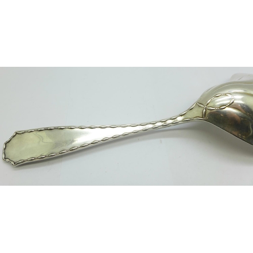 947 - A Tiffany & Co. sterling silver oyster spoon, with London silver import mark for 1907, Albert Willia... 