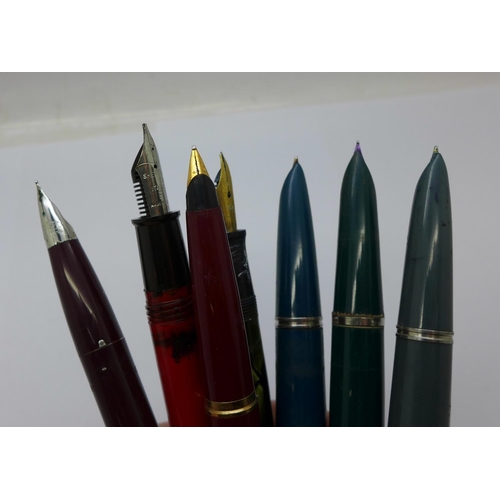 948 - A marbled pen with 14ct gold nib marked The King, Derby, lacking clip, four Parker pens and two Shea... 