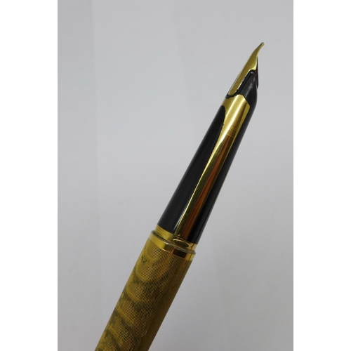 961 - A 1970's Waterman C.F. gold plated fountain pen with 18ct gold nib with matching ballpoint pen