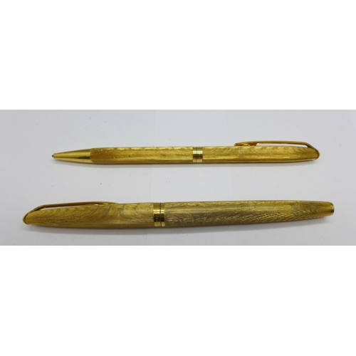 961 - A 1970's Waterman C.F. gold plated fountain pen with 18ct gold nib with matching ballpoint pen