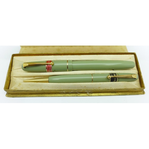 964 - A circa 1948 Swan Mabie Todd fountain pen with 14ct gold nib and matching Fyne-Poynt Pencil, with bo... 