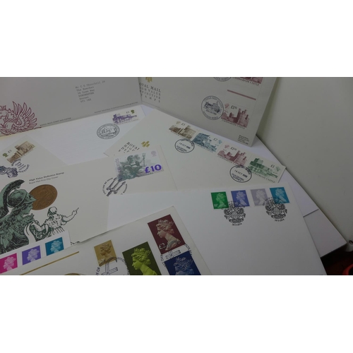 976 - Stamp First Day Covers:-Castles, £1 to £5, Windsor and Guildford postmarks, Castle £3 with County An... 