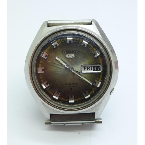 979 - A Seiko 5 wristwatch with day/date, boxed, not Seiko bracelet