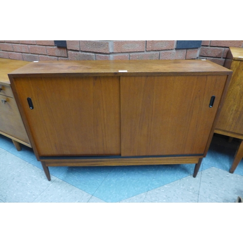 125 - A teak bookcase