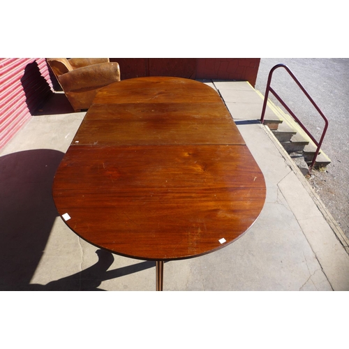 246 - A Regency mahogany triple pedestal dining table