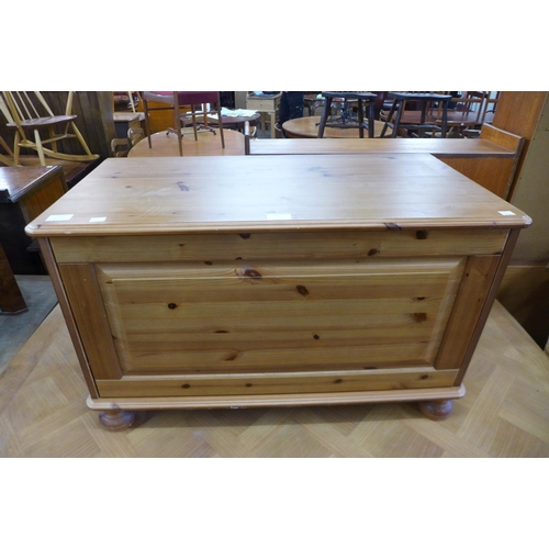 275 - A pine blanket box