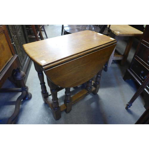 289 - An oak gateleg occasional table