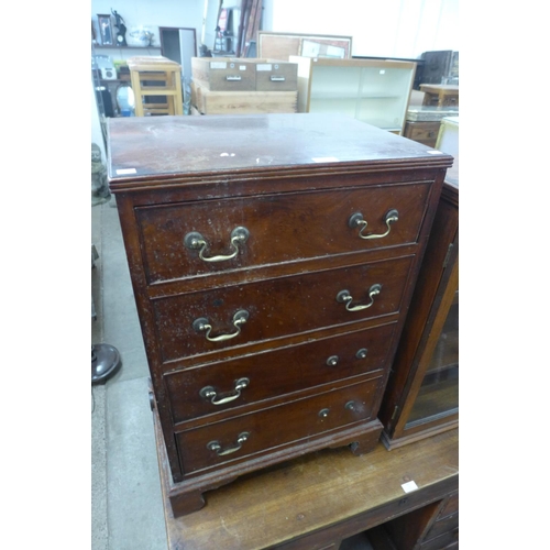 325 - A George III style mahogany bachelor's chest of drawers, 83cms h, 55cms w, 40cms d