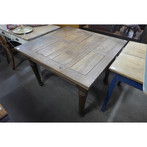 374 - An oak draw-leaf table