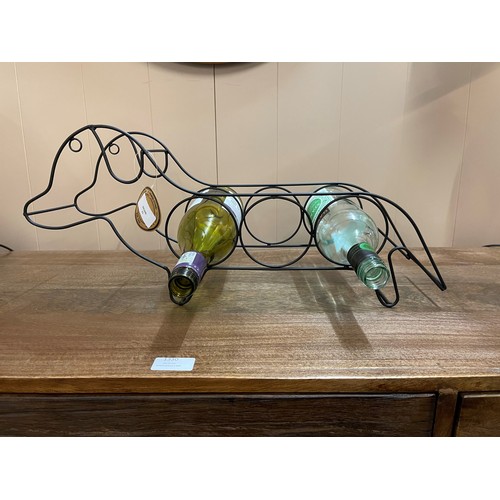 1510 - A sausage dog 3 bottle wine rack, 45cm x 21cm (KG059507)   #