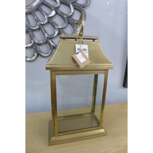 1518 - A large metal and glass lantern, 47 x 28cms (7055325)   #