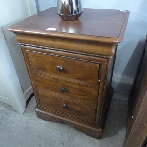 1523 - A Willis&Gambier dark wood bedside chest * This lot is subject to VAT Slight marks.