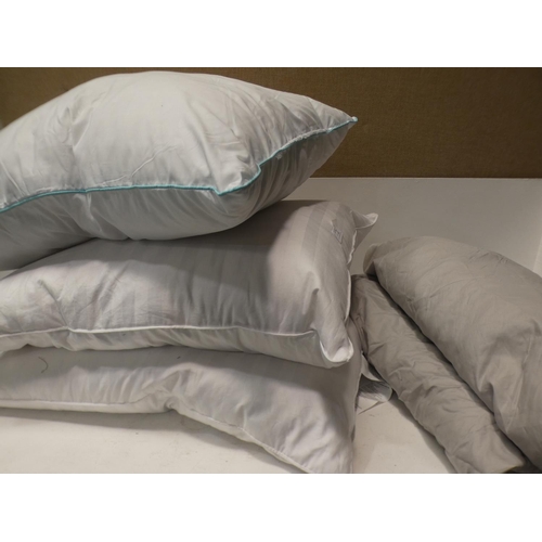 3132 - Sanderson King Size 300TC Fitted Sheets and three mixed pillows  (219-141, 220) * This lot is subjec... 