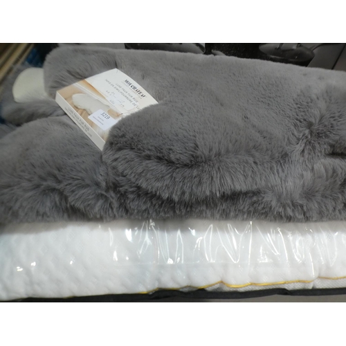 3219 - Faux Fur Rug (24